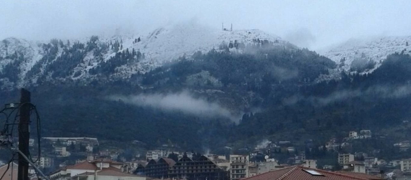 Καμμένα Βούρλα: Ολόκληρος οικισμός «θάφτηκε» από το χιόνι (βίντεο)